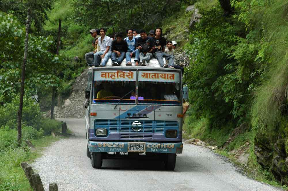 131 - Nepal - autobus con gente